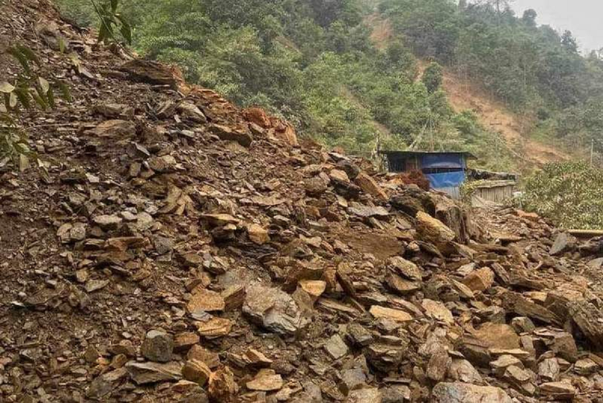 साँगामा सडक विस्तारका क्रममा सुक्खा पहिरो खस्दा मजदुर घाइते