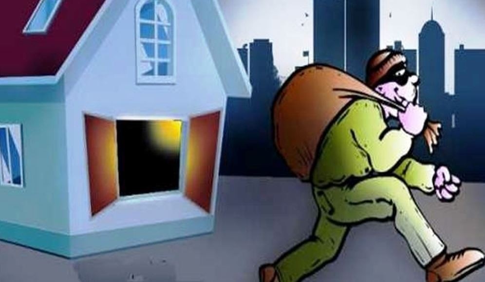 अत्यधिक गर्मी भएपछि चौधरी आफ्नै घर बाहिर सुतिरहेकी थिइन तर लुटिइन्