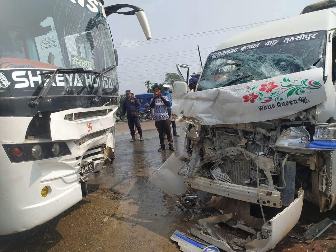  माइक्रो र बस ठोक्किँदा ९ जना घाइते
