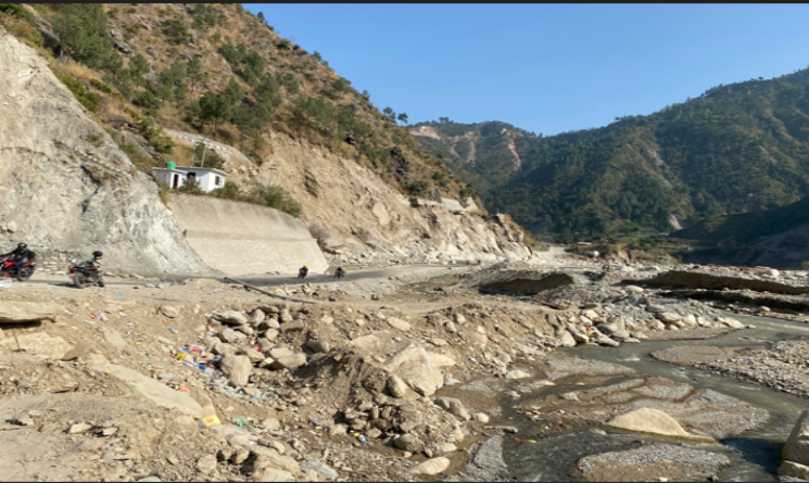 बिपी राजमार्ग आठ घण्टादेखि अवरुद्ध