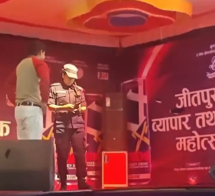 प्रशासनको निर्देशन बेवास्ता गरेको भन्दै गायकको माइक प्रहरीले खोस्यो
