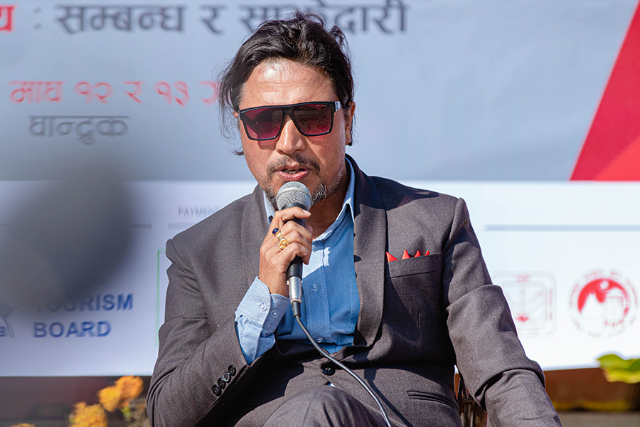  गायिकद्दय एलिना चौहान र समिक्षा अधिकारीको पक्षमा कलाकार दिपकराज गिरी 