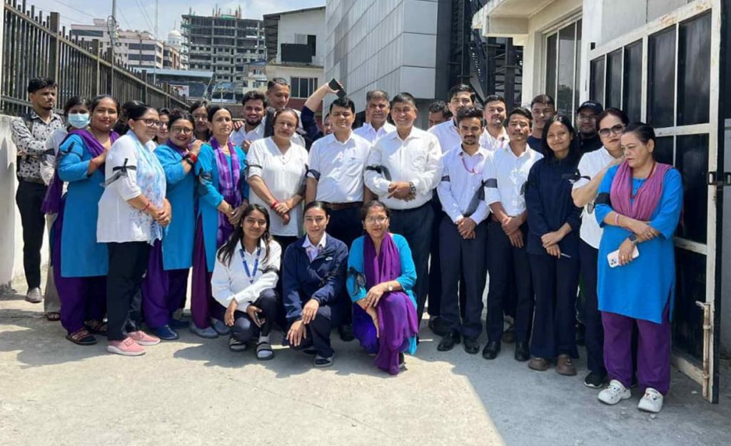 देशभरका निजामती कर्मचारीहरु कालोपट्टी बाँधेर अनिश्चितकालीन आन्दोलनमा