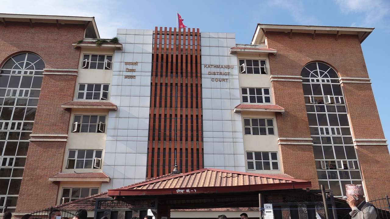बयानका लागि लगिएका एक थुनुवा जिल्ला अदालत परिसरबाट  हतकडीसहित फरार