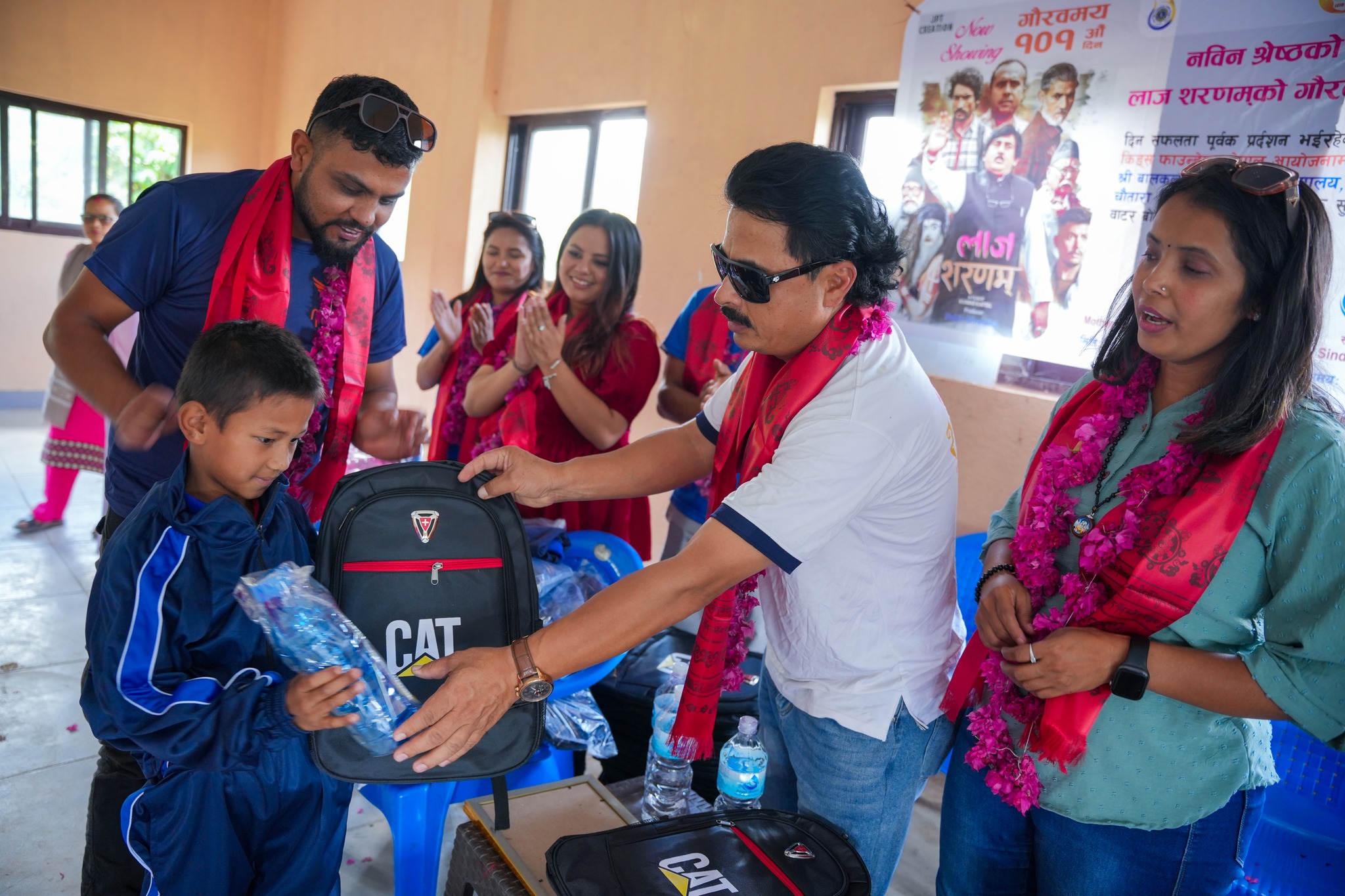 ‘लाज शरणम्’ निर्माण टिमले गर्यो १०१ औं दिनको उपलक्ष्यमा विद्यालयलाई सहयोग