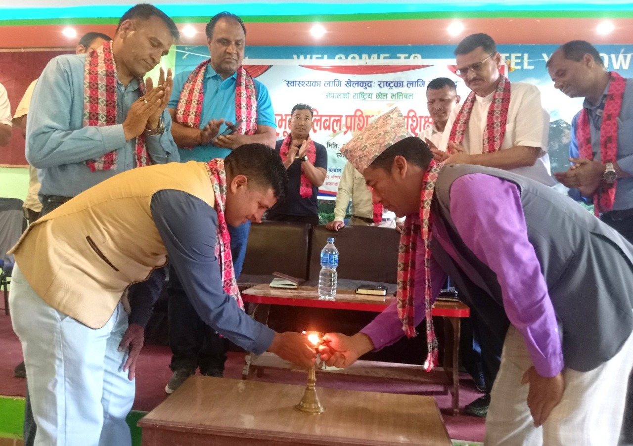 रामेछापमा सुरु भयो तीन जिल्लाका भलिबल प्रशिक्षकहरूको आधारभूत तालिम
