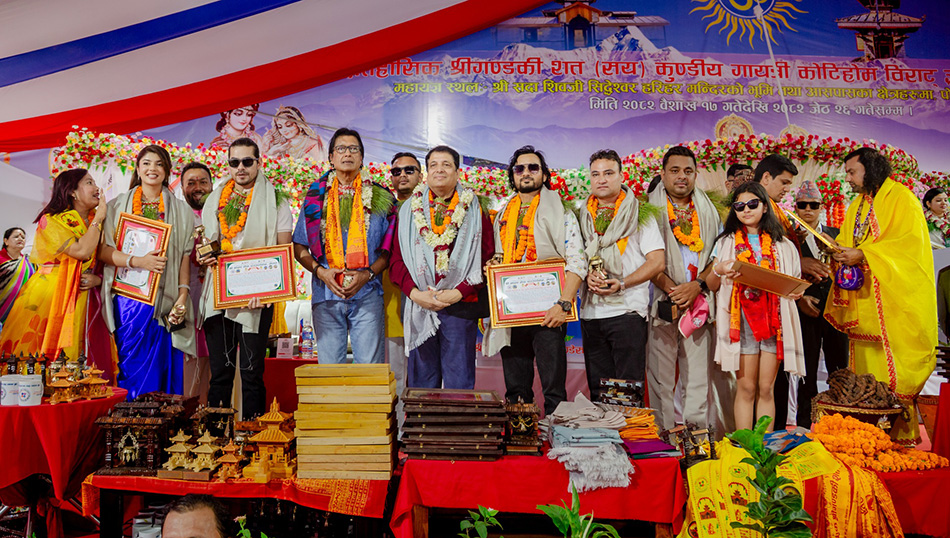पोखरामा राजेश हमालः कोटी होमदेखि हलसम्म पुगेर दर्शकसँगै नाँचे