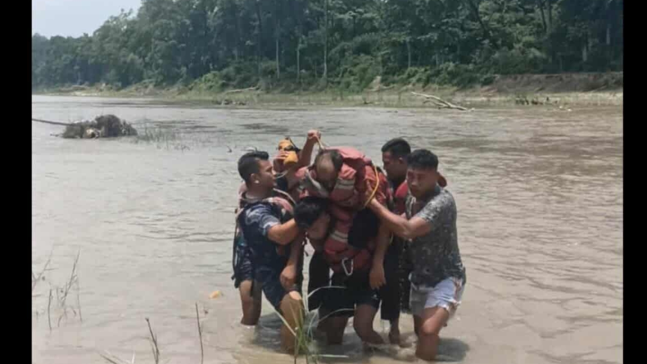 नारायणी नदीबाट बग्दै गरेका पुरूषको सशस्त्र प्रहरीद्वारा उद्धार
