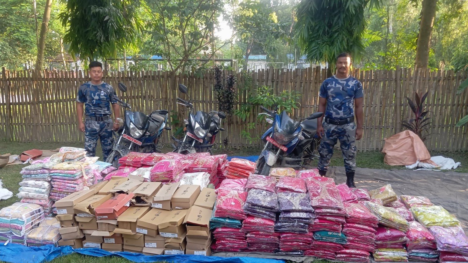 सुनसरीमा १३ लाखभन्दा बढी मूल्यको लत्ताकपडा र तीन मोटरसाइकल सशस्त्र प्रहरीद्वारा बरामद