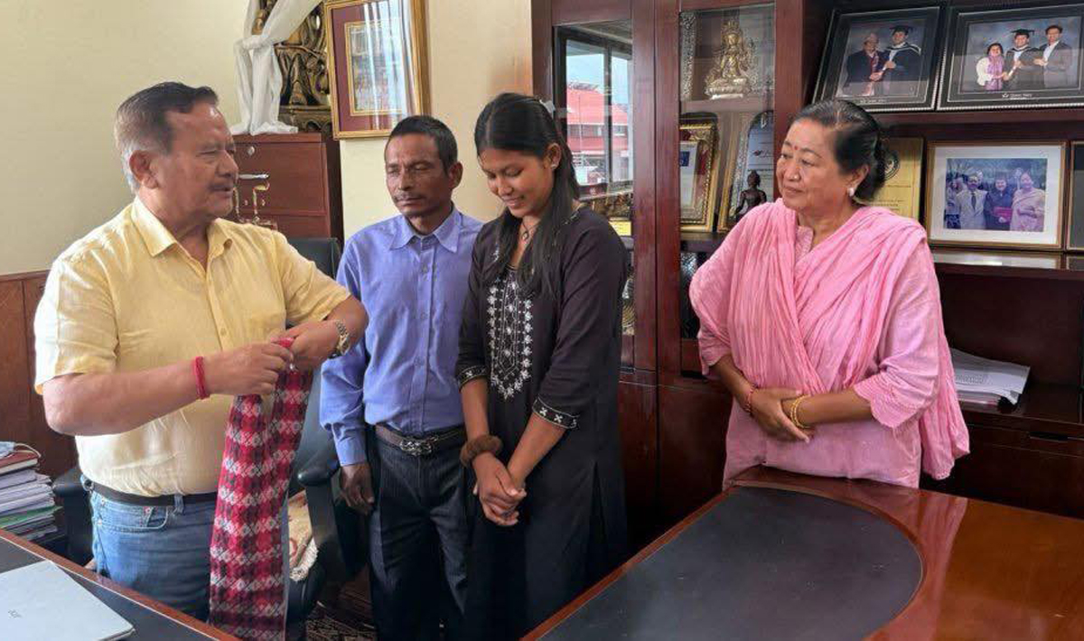 इँटाभट्टामा काम गर्दै अध्ययन गरेकी गोमालाई  एक लाख दिए, एमबीबीएससम्म पढाइदिने बाचा