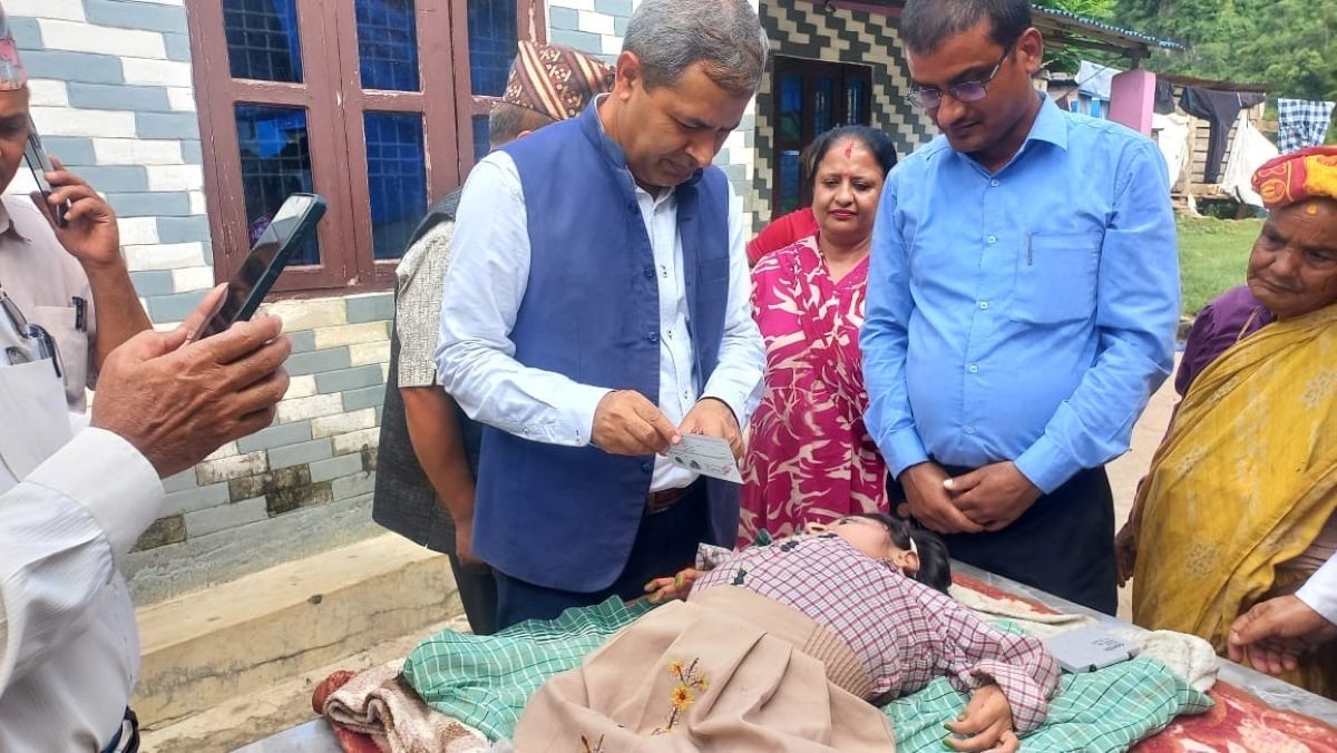 अपांगता भत्ता  पाउनबाट वञ्चित भएपछि गाउँपालिकाले घरमै गएर दियो नागरिकताको प्रमाणपत्र