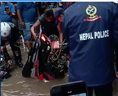 बनस्थलीस्थित ढ्वाङ खोलामा खसेको स्कुटर प्रहरीले सुरक्षित रूपमा निकाले