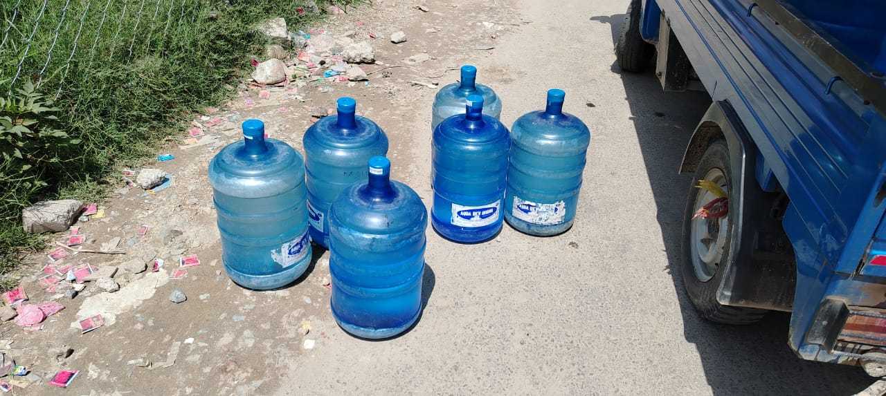 महानगरले पिउने पानीको अनुगमन गर्दा २८ गाडीको अनुगमन गर्दा ४४ वटा पानीका जार मापदण्ड विपरीत भेटिएपछि महानगर प्रहरी बललाई जिम्मा लगायो