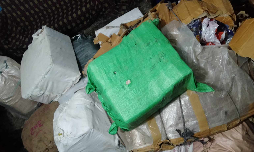 १५ लाखको गाडीमा ७ लाखभन्दा बढीको अवैध कपडा फेला