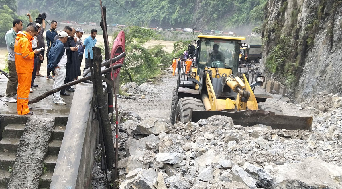 सुक्खा पहिरो खस्दा पृथ्वी राजमार्ग अवरुद्ध