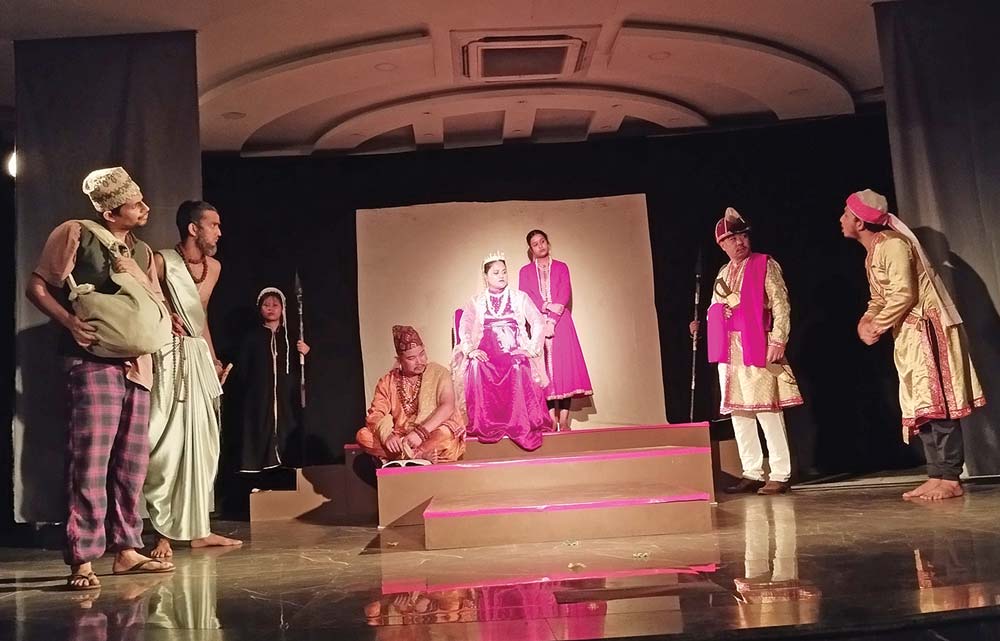 गाँउ फर्कियो ‘चरणदास चोर’
