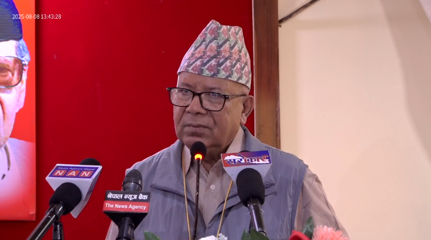 प्रधानमन्त्री ओलीको ‘तीन सन्तान’ भनाइमा माधव नेपालको व्यंग्य : १६ वर्षमै बच्चा जन्माए पुरस्कार दिन बेर छैन