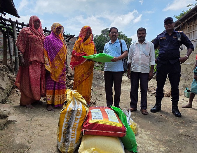 सिरहाका अग्नीपीडित यादव परिवारलाई राहत वितरण