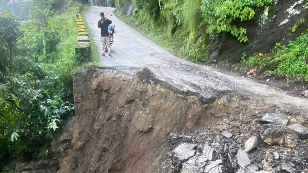 सडक भासिएपछि कर्णाली राजमार्ग अवरुद्ध