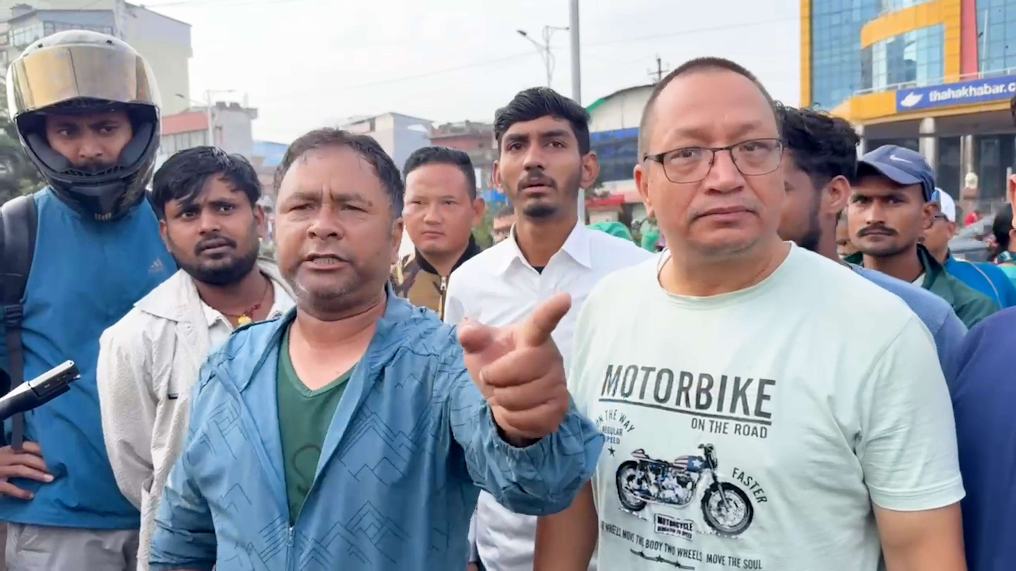 संसद भवन बाहिर आजपनि आक्रोशित युवाहरु 