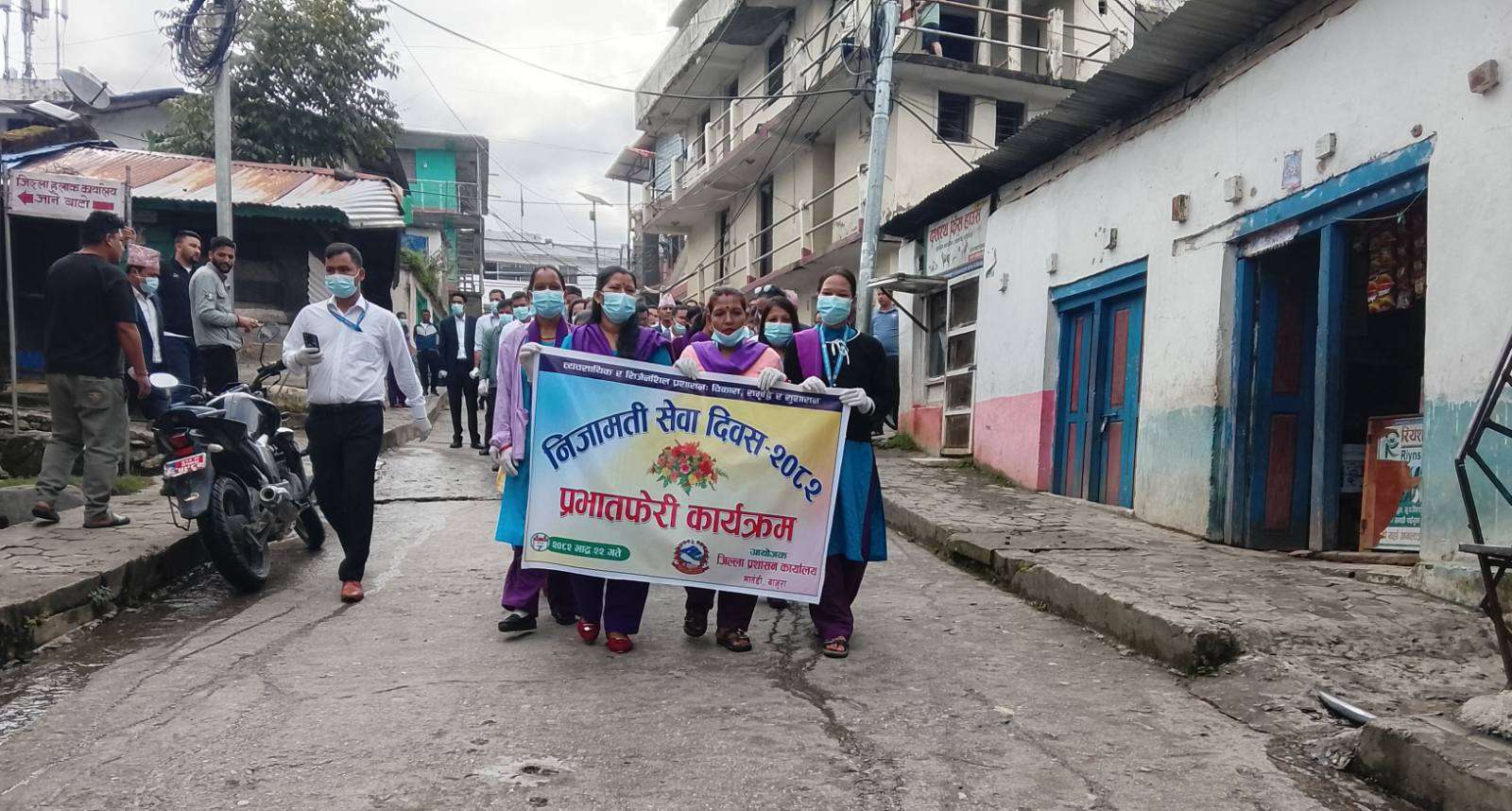 निजामती दिवसमा मार्तडी बजारको फोहर संकलन गरियो