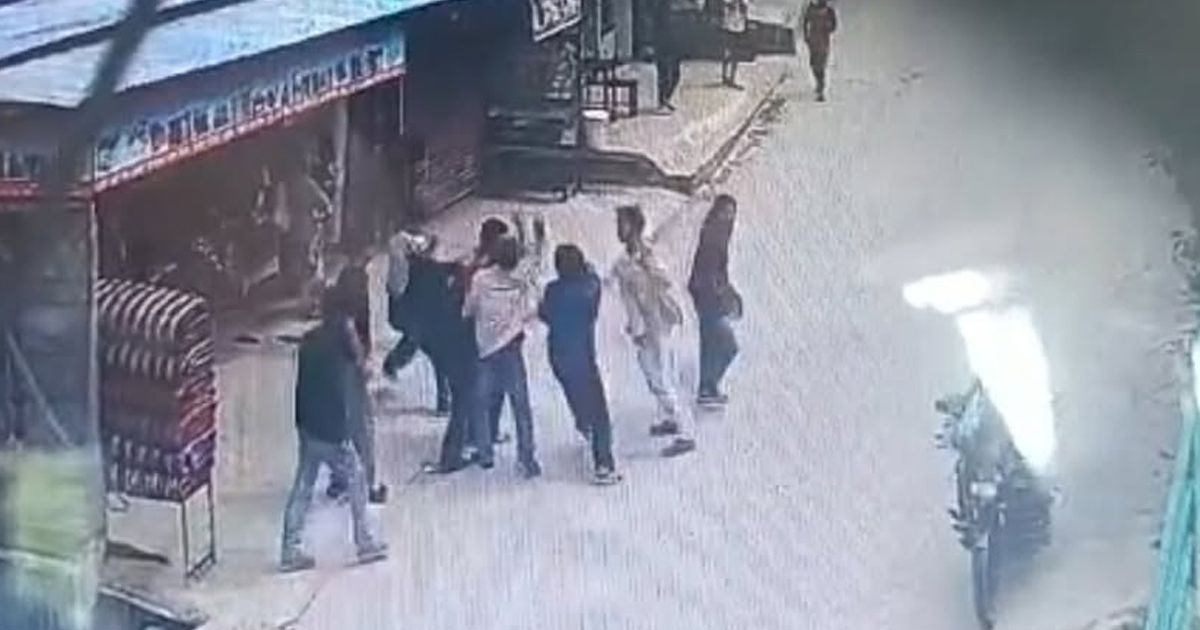 माइक्रोबस 'रिजर्भ' गरेर आएका युवाहरूको कुटपिटबाट नख्खुडोलमा एक युवक घाइते