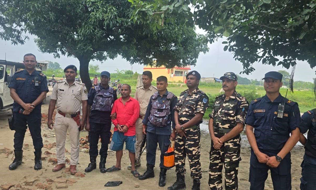 फरार दुई कैदी सिराहामा पक्राउ 