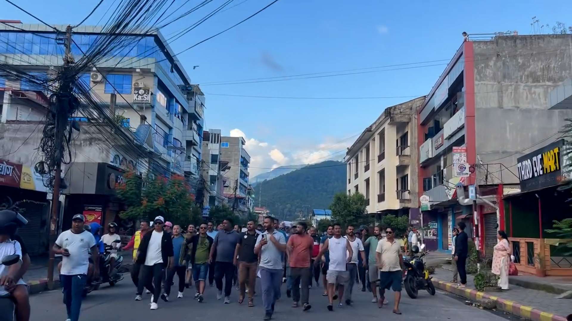 हेटौँडामा एमाले र कांग्रेसद्वारा संविधानको पक्षमा प्रदर्शन