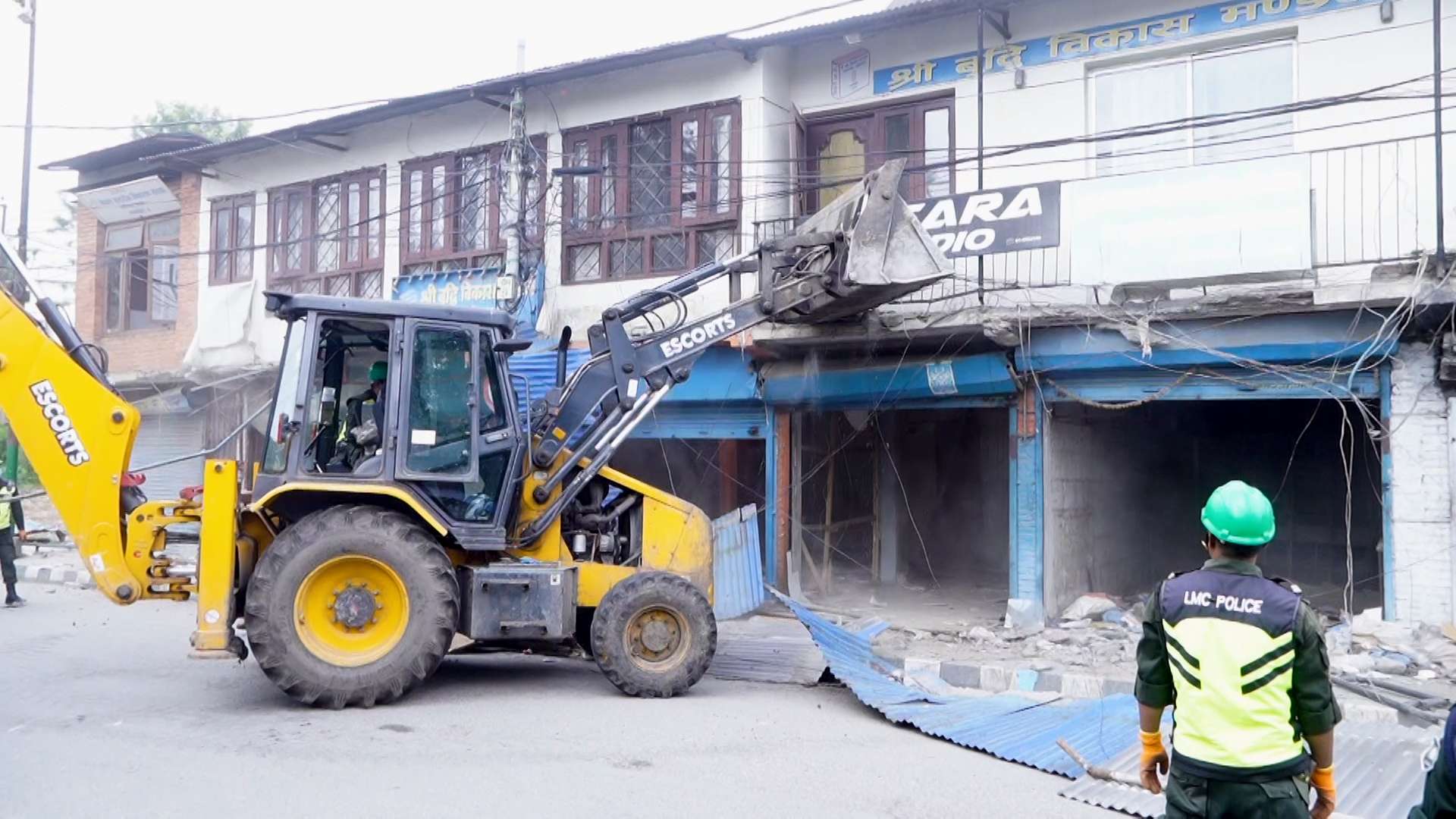 ललितपुर महानगरले विकास समितिका दुई भवनमा डोजर चलायो