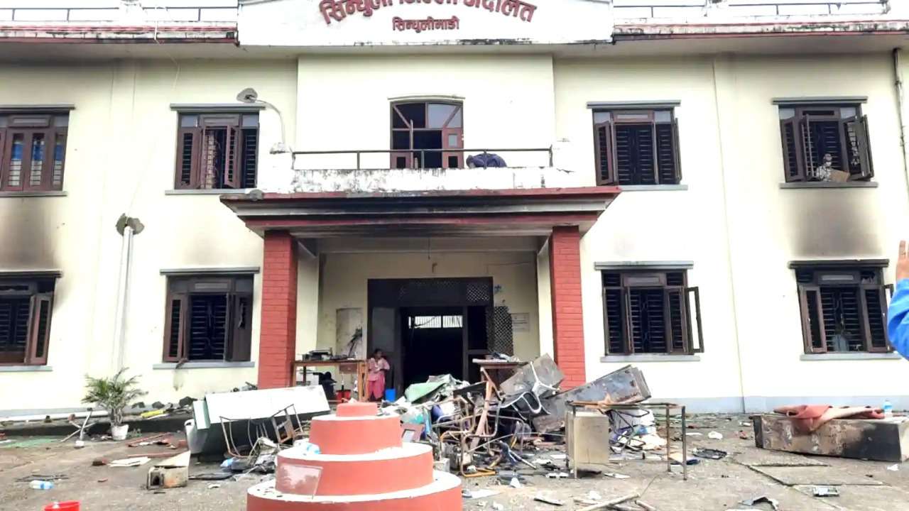 सिन्धुलीमा जेनजी आन्दोलनः १३ कार्यालय र ६ घरमा तोडफोड तथा आगजनी