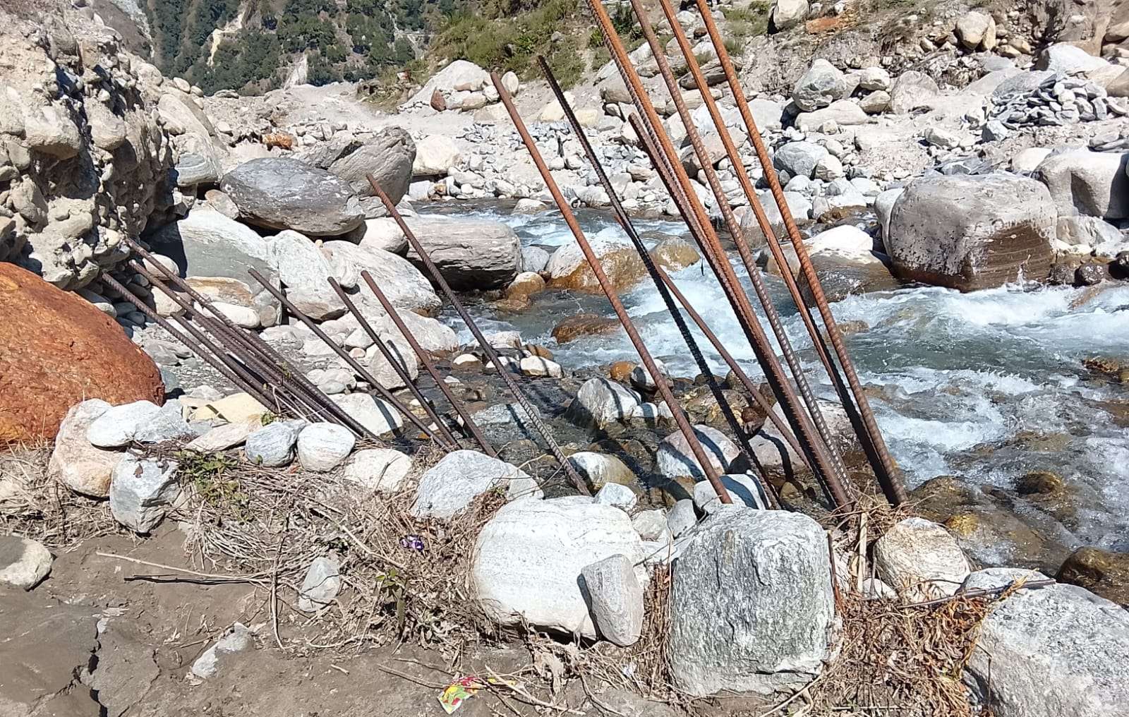 बाजुराको बाउली खोलामा निर्माणाधीन पक्की पुल कछुवा तालमै बाजुराको बाउली खोलामा निर्माणाधीन पक्की पुल कछुवा तालमै