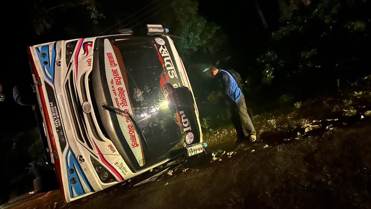 काठमाडौंबाट धनगढीका लागि छुटेको बस कपिलवस्तुमा दुर्घटना हुँदा एक जनाको मृत्यु, पाँच जना घाइते