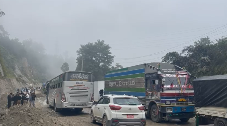 दाउने सडकमा जामको समस्या अझै टरेन, यात्रुहरू सास्ती भोग्दै   दाउने सडकमा जामको समस्या अझै टरेन, यात्रुहरू सास्ती भोग्दै