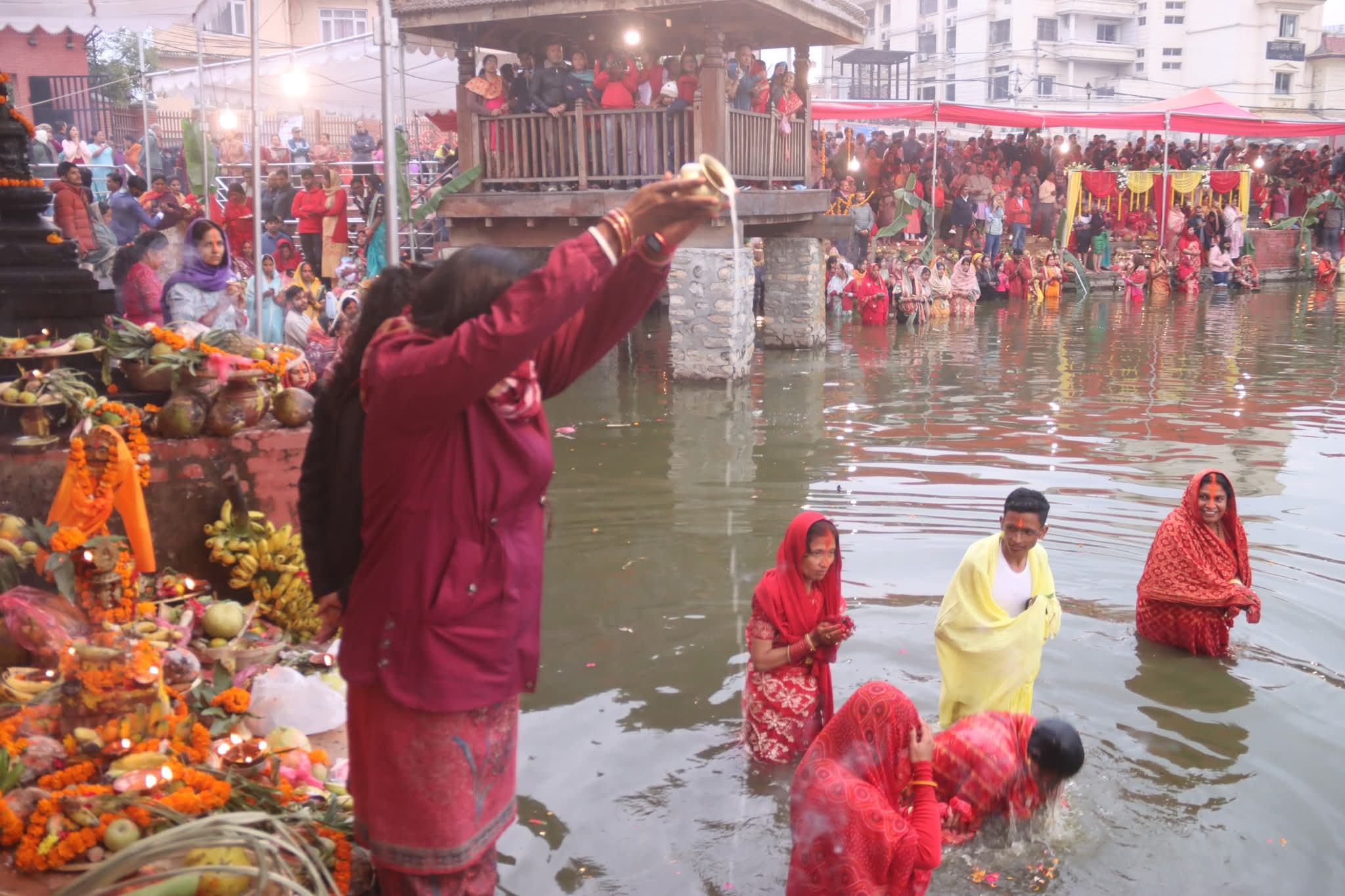 उदाउँदो सूर्यलाई अर्घ्य दिएपछि सूर्यदेवको श्रद्धा भक्तिपूर्वक पूजा आराधना गरी मनाइने छठपर्व सम्पन्न उदाउँदो सूर्यलाई अर्घ्य दिएपछि सूर्यदेवको श्रद्धा भक्तिपूर्वक पूजा आराधना गरी मनाइने छठपर्व सम्पन्न
