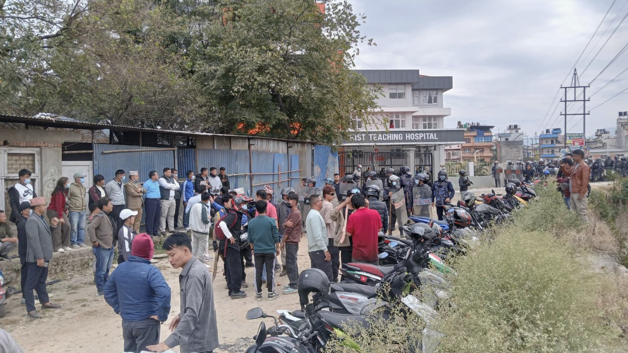 किस्ट अस्पतालमा गर्भवतीको मृत्युपछि अवस्था तनावग्रस्त, भिड नियन्त्रणमा समस्या किस्ट अस्पतालमा गर्भवतीको मृत्युपछि अवस्था तनावग्रस्त, भिड नियन्त्रणमा समस्या