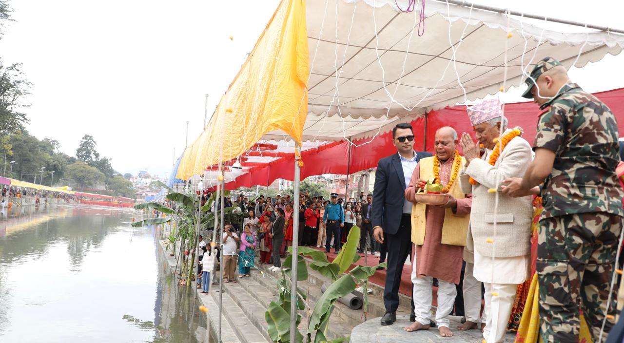 राष्ट्रपति रामचन्द्र पौडेलद्वारा गुह्येश्वरीमा छठी माताको पूजा अर्चना राष्ट्रपति रामचन्द्र पौडेलद्वारा गुह्येश्वरीमा छठी माताको पूजा अर्चना
