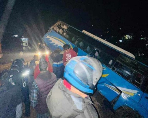 झापामा बस दुर्घटना, १ जनाको मृत्यु, २१ घाइते