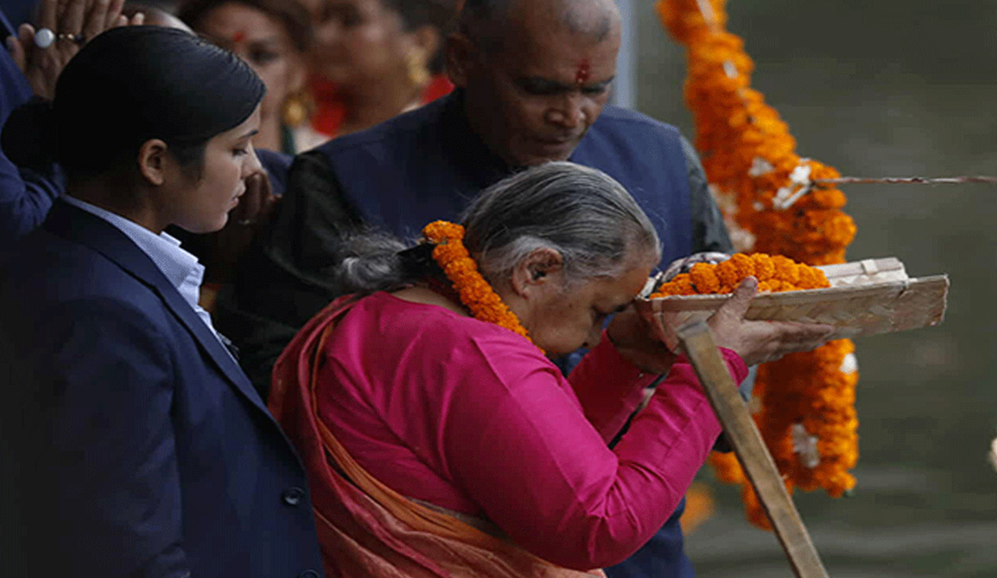 प्रधानमन्त्रीद्वारा छठी माताको पूजा आराधना प्रधानमन्त्रीद्वारा छठी माताको पूजा आराधना