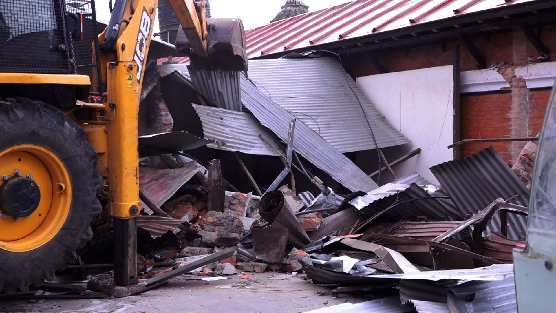 काठमाडौंको कालमोचन घाटमा महानगरले चलायो डोजर