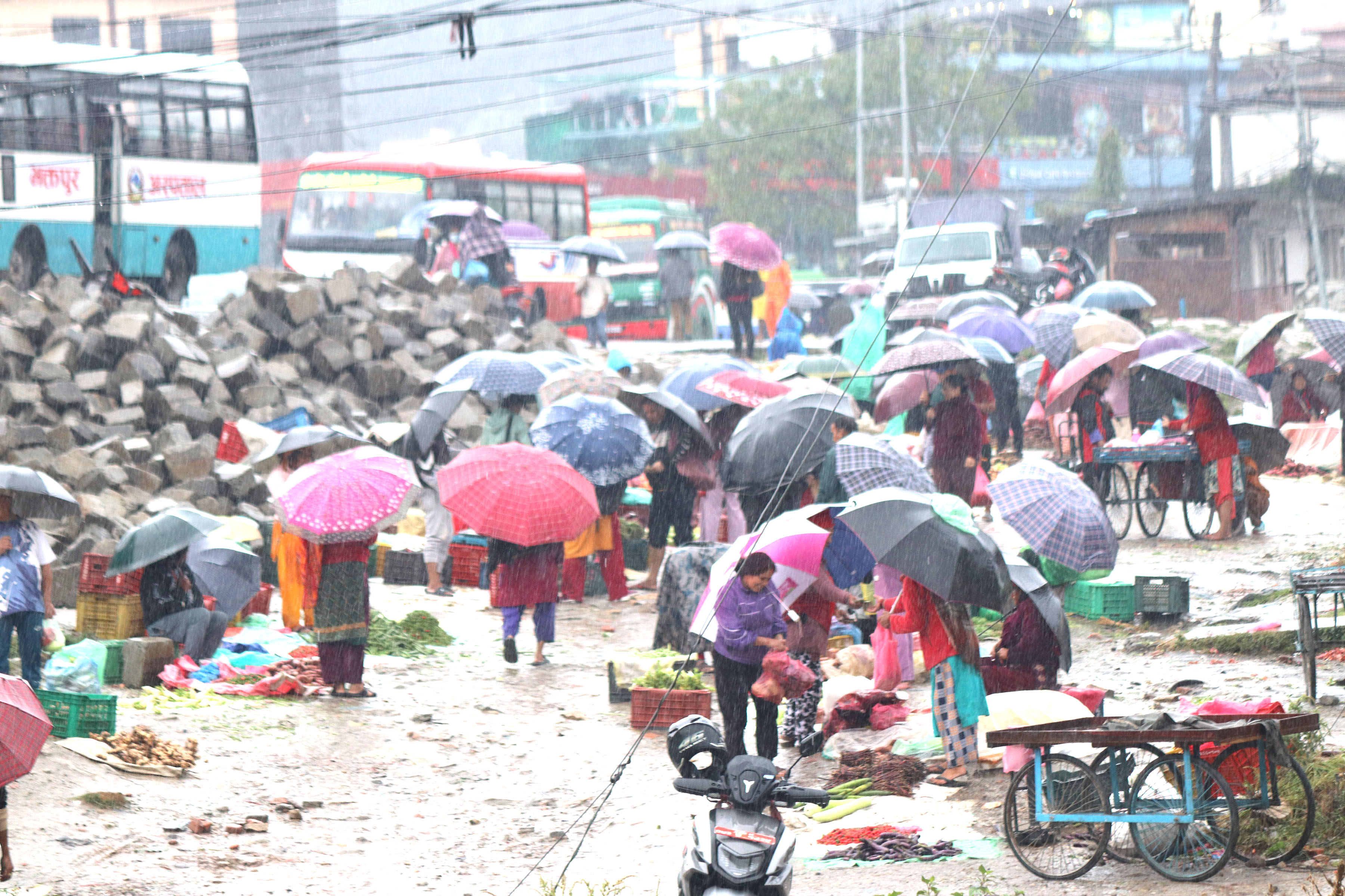 ‘मोन्था’ आँधीको प्रभाव कमजोर बन्दै