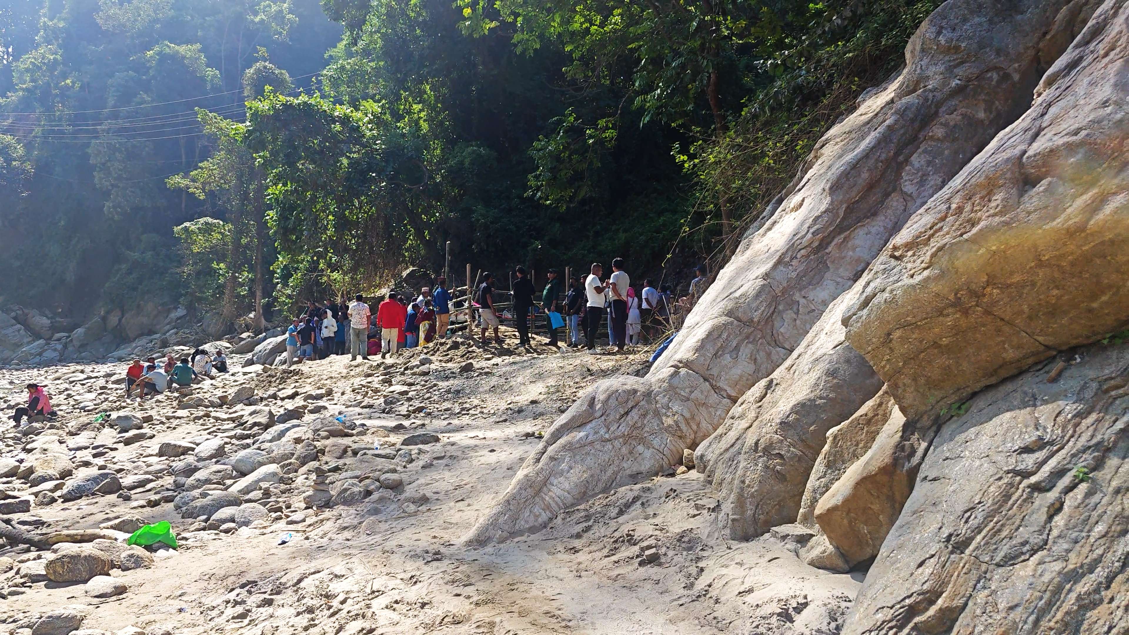 इलाम राजदूवालीमा ‘अद्भूत घट्ना’: ‘शिला’ हेर्नकै लागि मानिसहरु ओइरिए