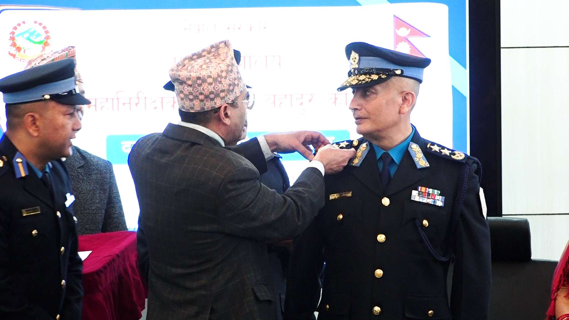 नवनियुक्त प्रहरी महानिरीक्षक दानबहादुर कार्कीलाई दज्र्यानी चिन्ह (फुली) प्रदान