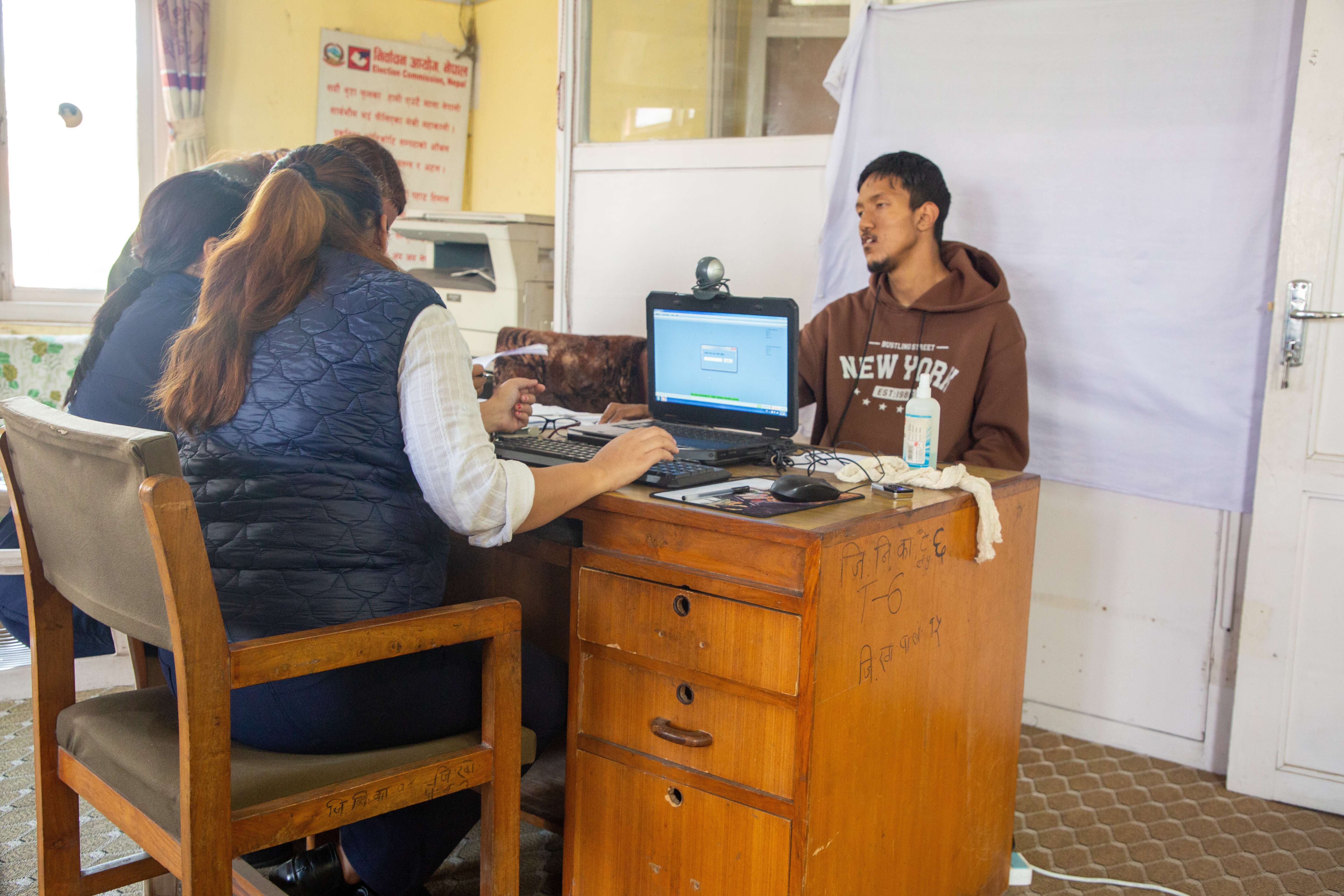 ललितपुरमा मतदाता नामावलीमा युवाको चासो बढ्दै