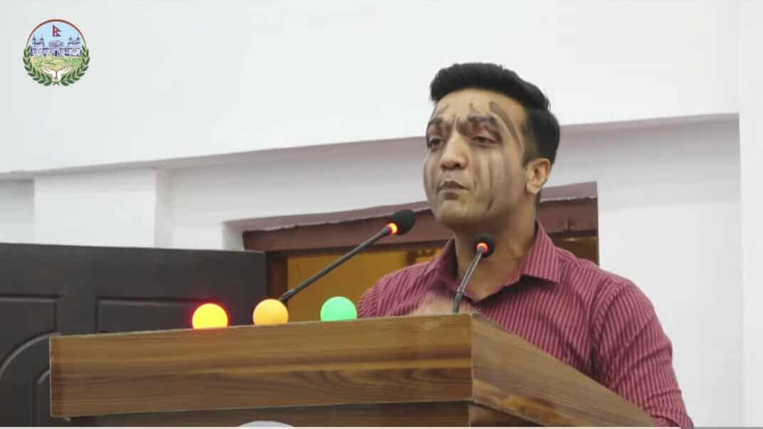 माओवादी सांसदले आफ्नै अनुहारमा मोसो दलेपछि... माओवादी सांसदले आफ्नै अनुहारमा मोसो दलेपछि...