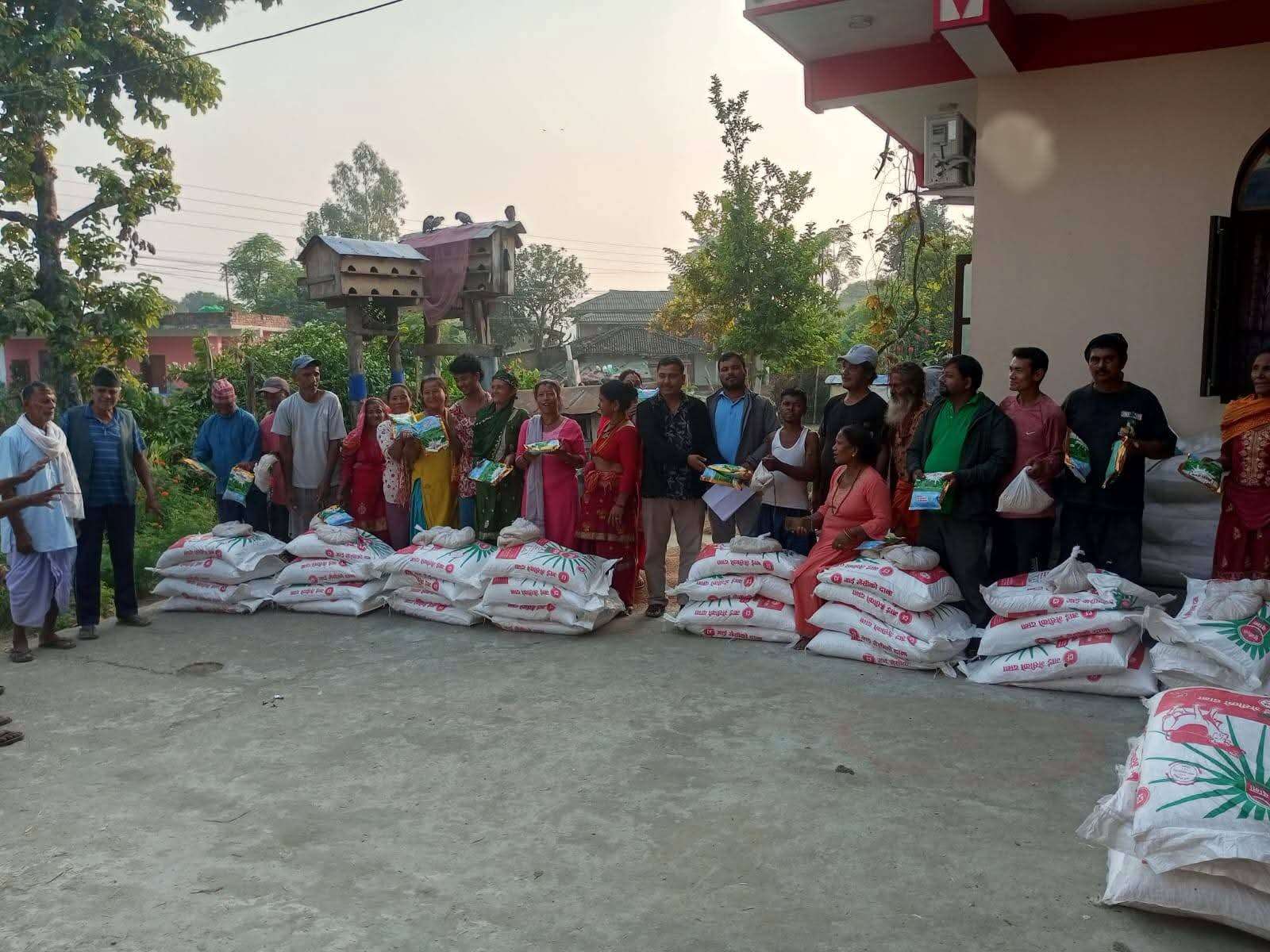 बेल्डिका किसानलाई दाना तथा घाँसको बिउ वितरण बेल्डिका किसानलाई दाना तथा घाँसको बिउ वितरण