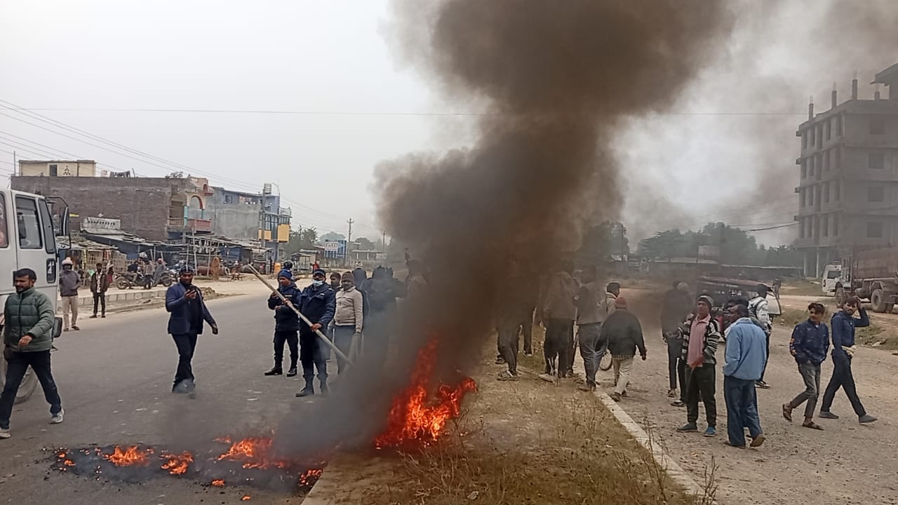 बंगलादेशमा हिन्दुमाथि भएको हत्याको विरोधमा प्रदर्शन, पूर्व–पश्चिम राजमार्ग अवरुद्ध