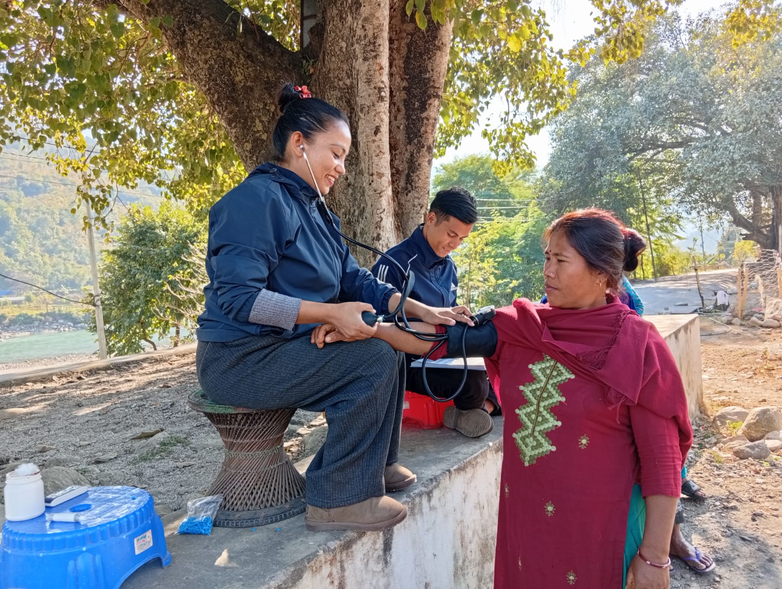घर घरमा गएर बिरामी जाँच्दै आयुर्वेद तथा वैकल्पिक चिकित्सालयका स्वास्थ्यकर्मी