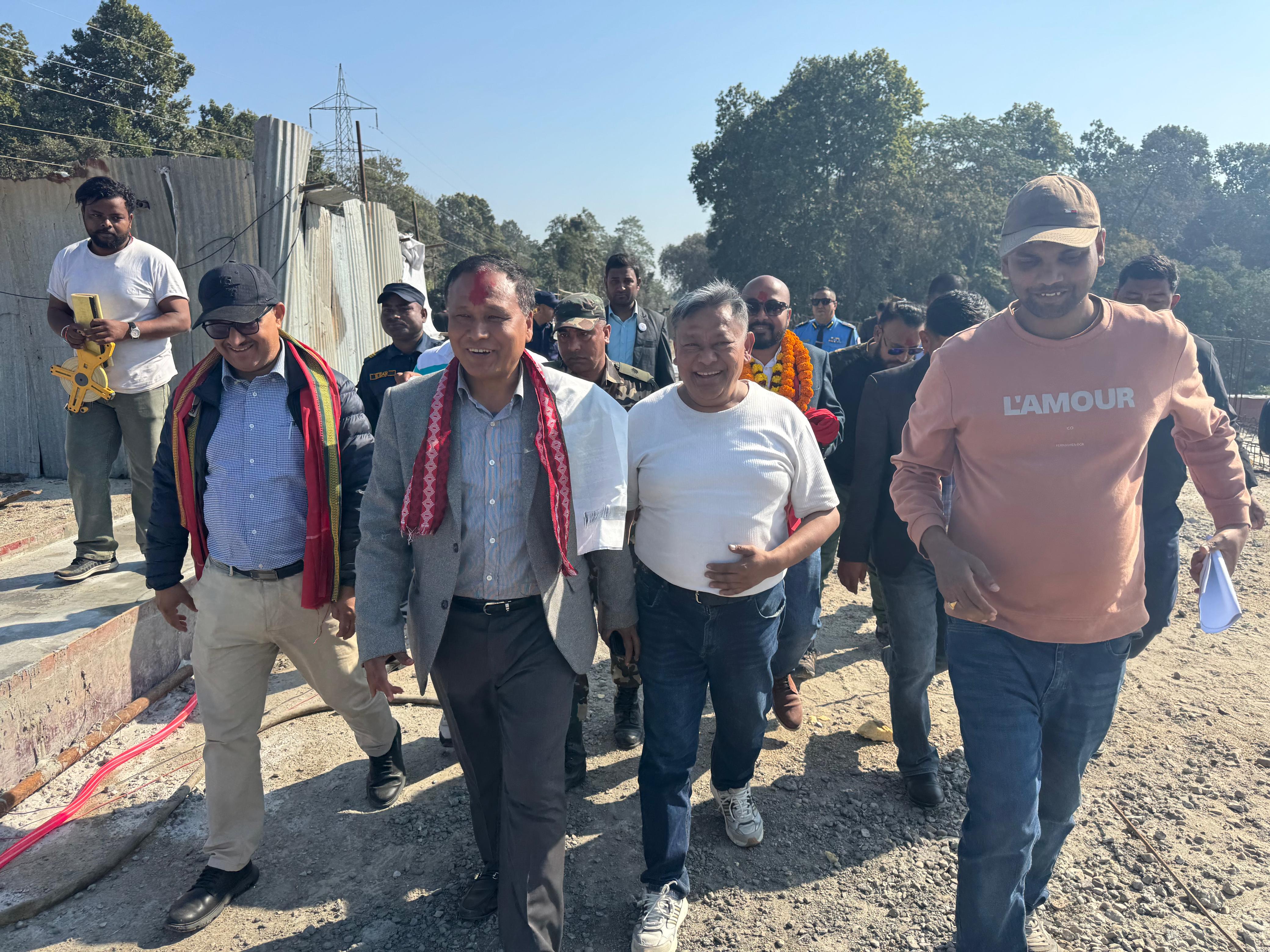 निर्माण व्यवसायीकै अध्यक्षको कम्पनीले समयकै काम नसकेपछि मन्त्री अनुगमनमा