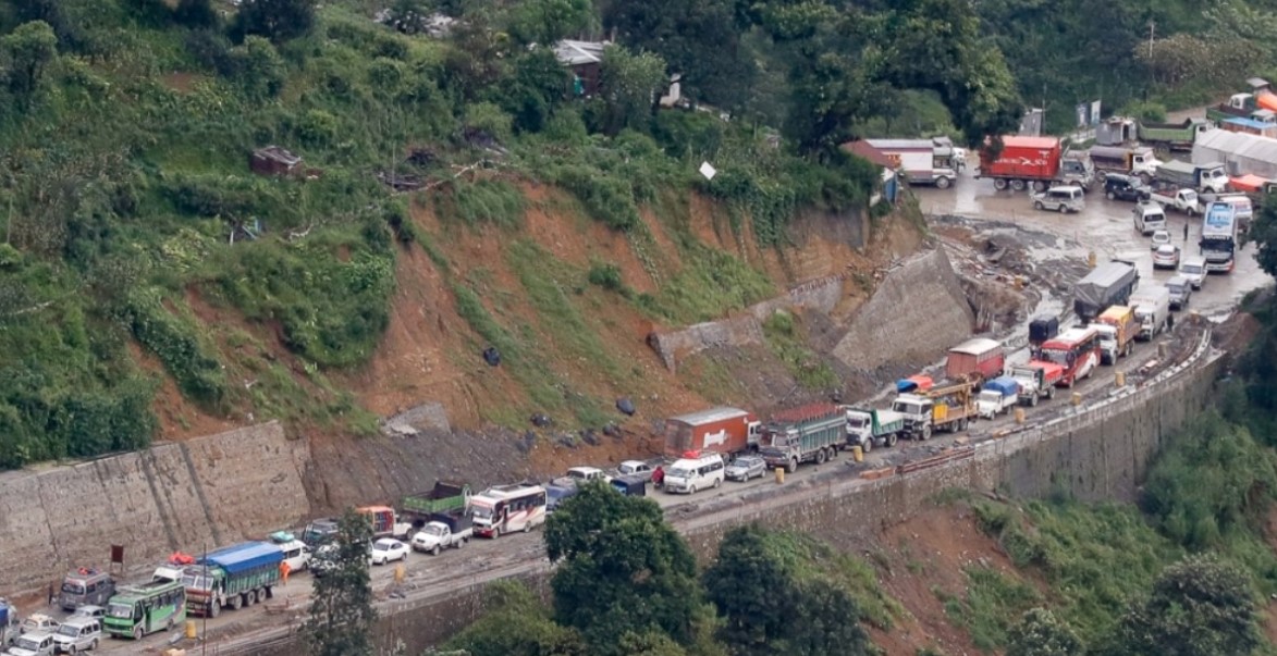 नागढुङ्गा नौबिसे सडक दैनिक पाँच घण्टा बन्द हुने नागढुङ्गा नौबिसे सडक दैनिक पाँच घण्टा बन्द हुने