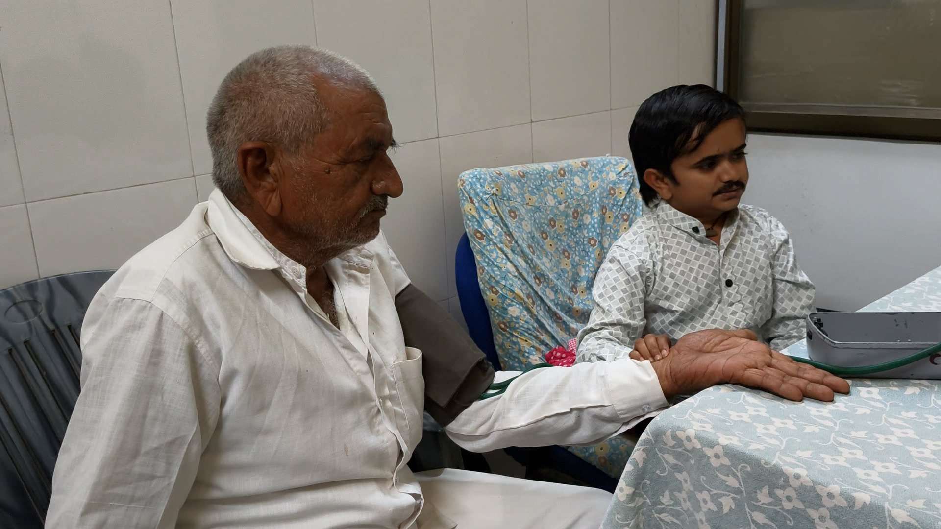 तीन फिट उचाइ भएका गणेश: जसले पूरा गरे डाक्टर बन्ने सपना